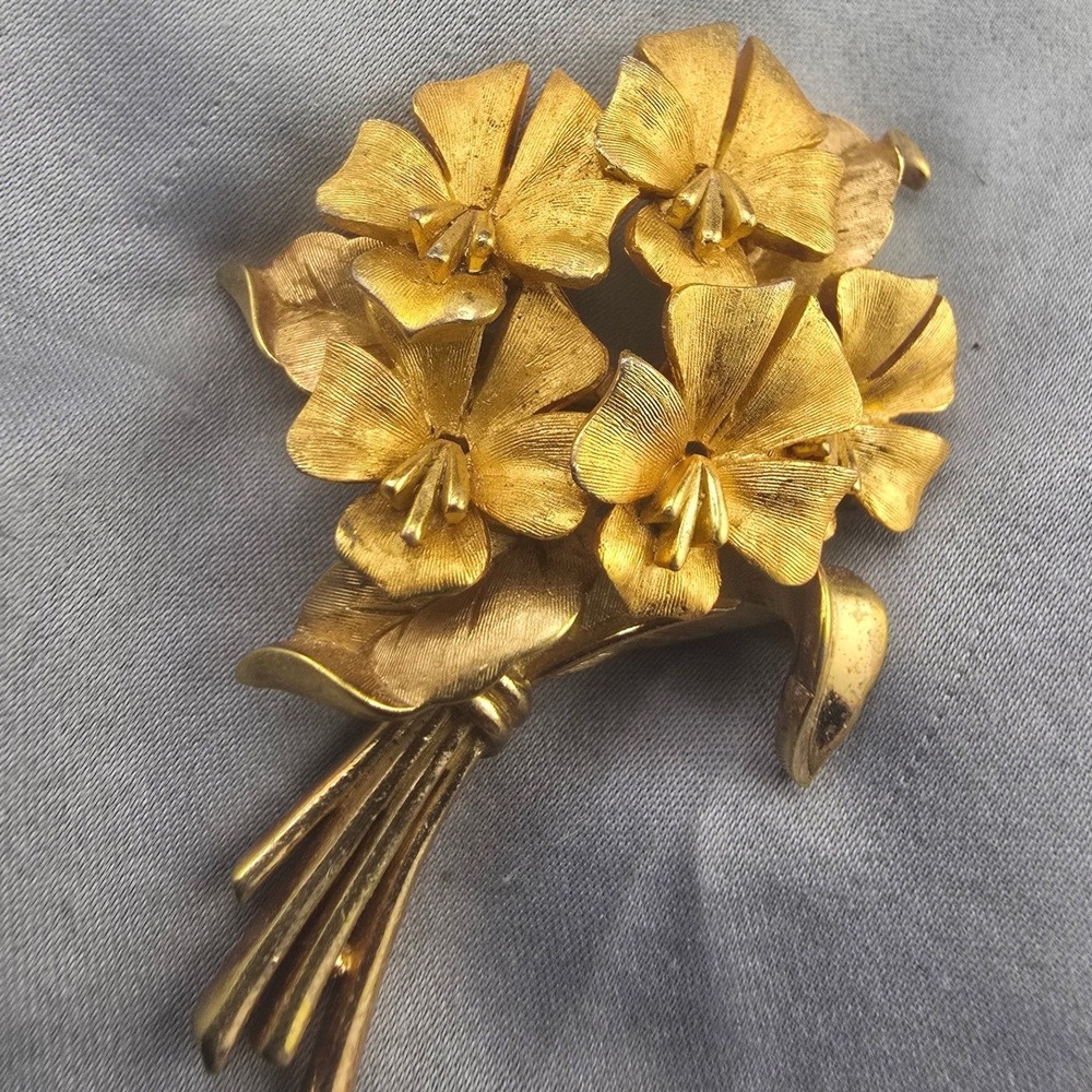 Vintage Trifari Estate Floral Bouquet Brooch Gold Tone Textured Flower Pin 2.5in